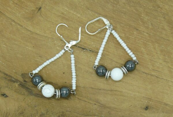 Boucles d'oreilles hématite-howlite