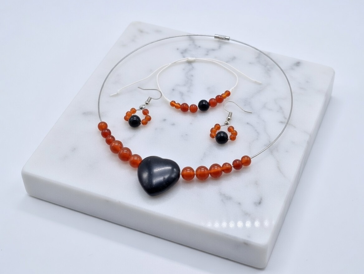 Parure cornaline-obsidienne, cœur obsidienne perles de 8 et 6mm